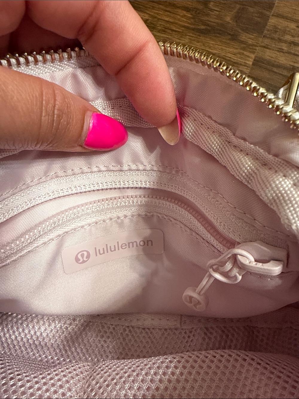 lululemon Everywhere crossbody bag - Blissful pink with Gold Hardware - Picture 5 of 14